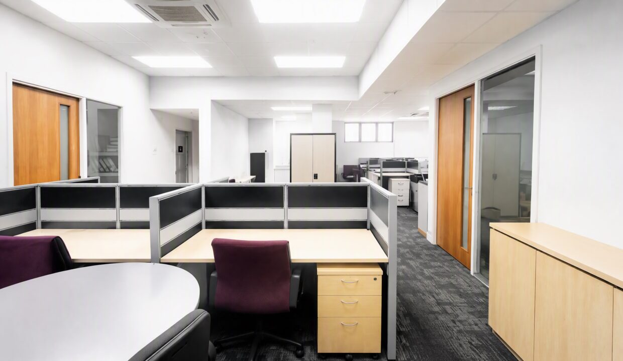 10_open_workspace_corridor