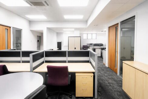 10_open_workspace_corridor