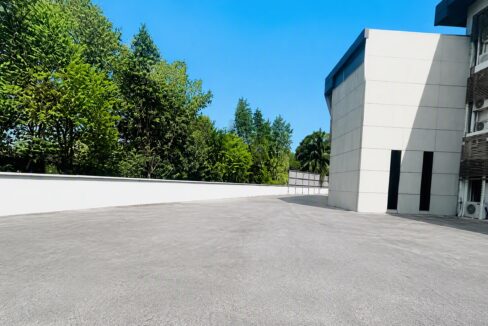 25_open_service_yard