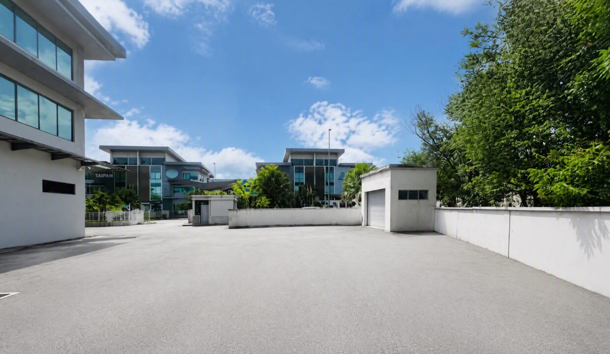 26_courtyard_context