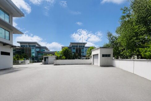 26_courtyard_context
