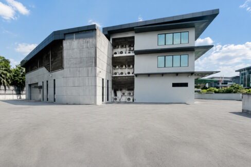 27_rear_elevation_yard